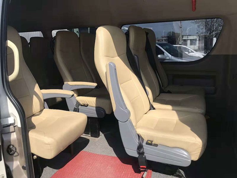廣州市區(qū)出租十八人座小巴車帶司機(jī)包天隨駕接送機(jī)場(chǎng)(18座)_廣州租車包車用車 首選廣州現(xiàn)達(dá)汽車租賃公司
