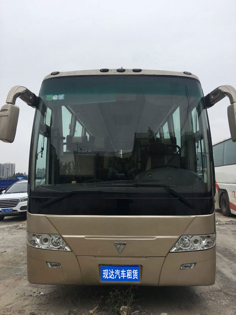 廣州帶司機出租豪華大巴車包天(50座)_廣州租車包車用車 首選廣州現達租車公司
