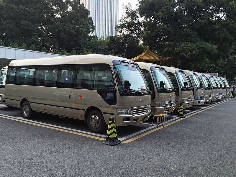 廣州豐田豪華中巴車出租包天帶司機包車（23座）