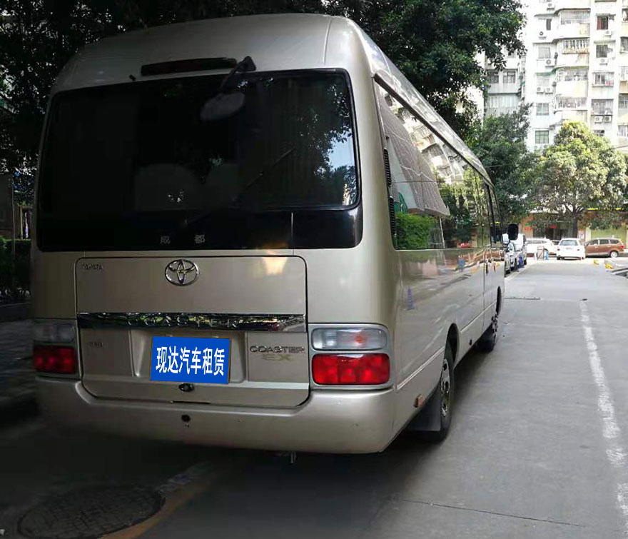 廣東廣州市帶司機出租18-23人座帶辦公桌臺豐田中巴考斯特商務車_廣州租車包車用車 首選廣州現達汽車租賃公司