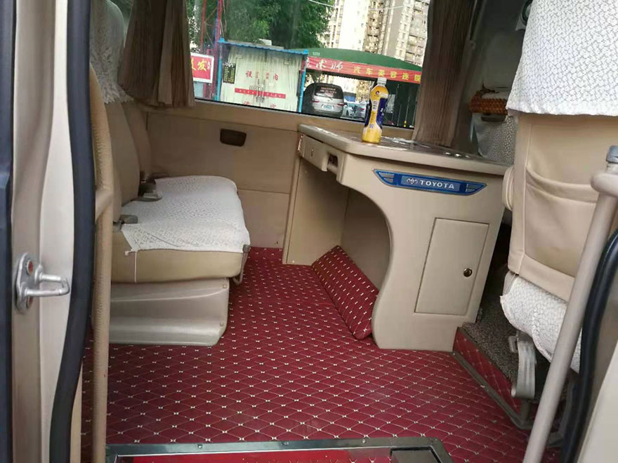 廣東廣州市帶司機出租18-23人座帶辦公桌臺豐田中巴考斯特商務車_廣州租車包車用車 首選廣州現達汽車租賃公司