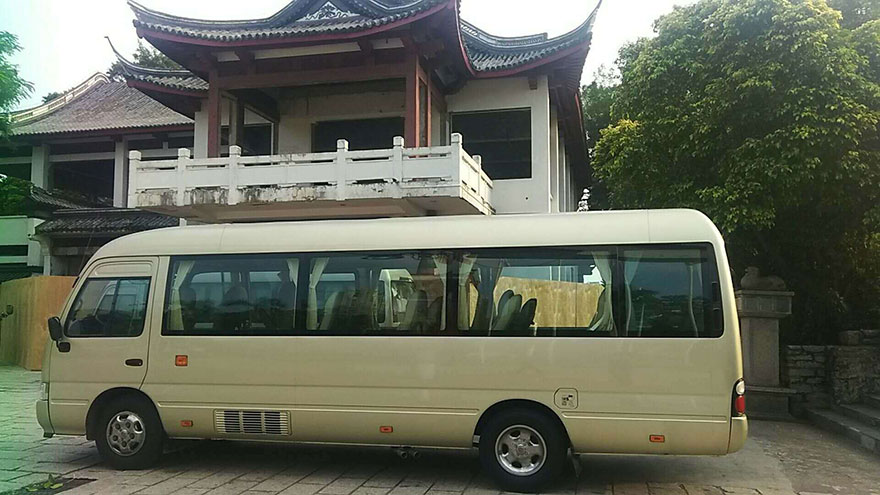 廣州商務車15人18人坐出租豪華辦公桌中巴車帶司機包天(18座)_廣州租車包車用車 首選廣州現達租車公司