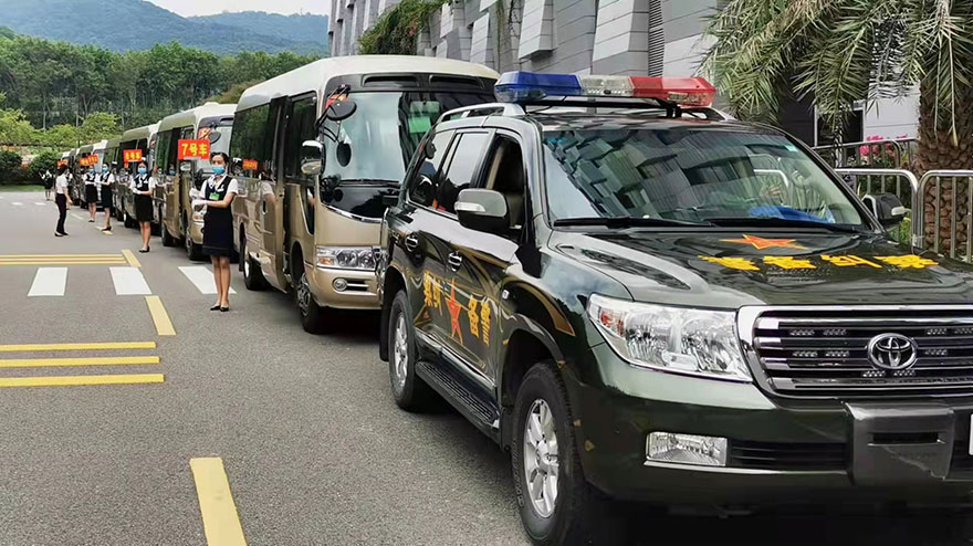 廣州商務會議接待配帶司機租用23人座豪華考斯特中巴車18座小巴車隊_廣州包車用車 首選廣州現(xiàn)達汽車租賃公司