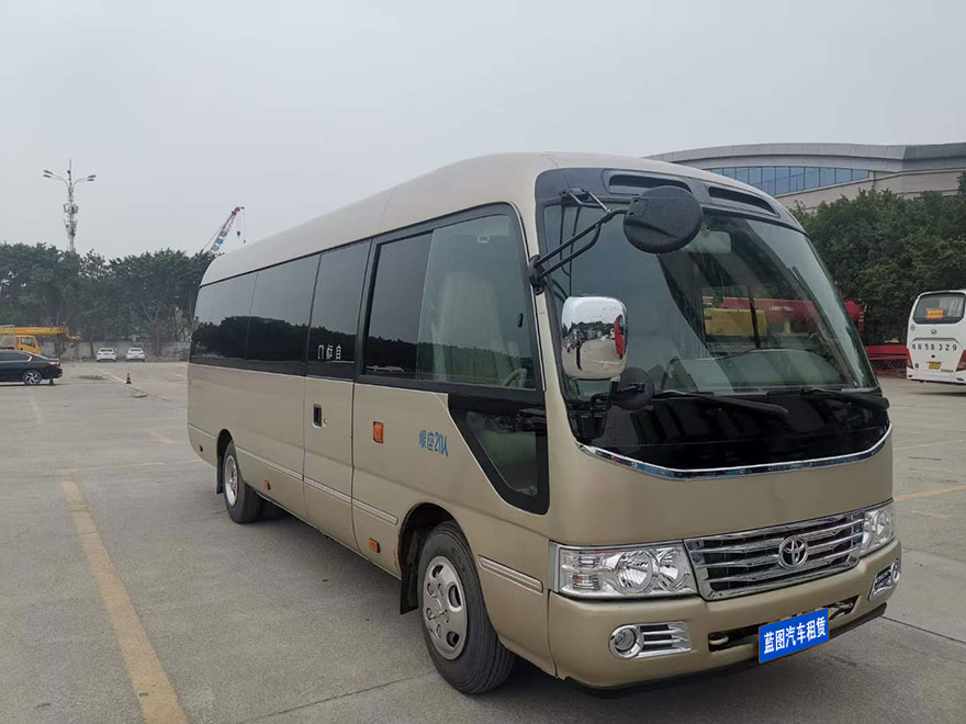 廣東廣州哪里有配帶司機出租20多人座豪華航空座椅雙辦公臺考斯特中巴商務客車隊包天_廣州租車包車用車 首選廣州現達汽車租賃公司