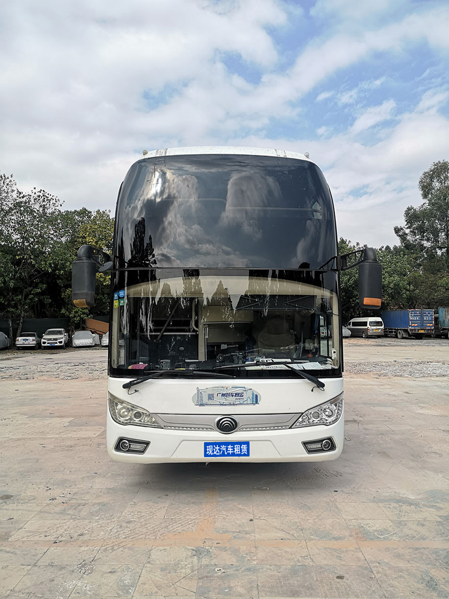 廣州旅游配帶司機隨駕出租50多人座市際帶證大巴客車包天費用價格(54座)_廣州租車包車用車 首選廣州現達汽車租賃公司
