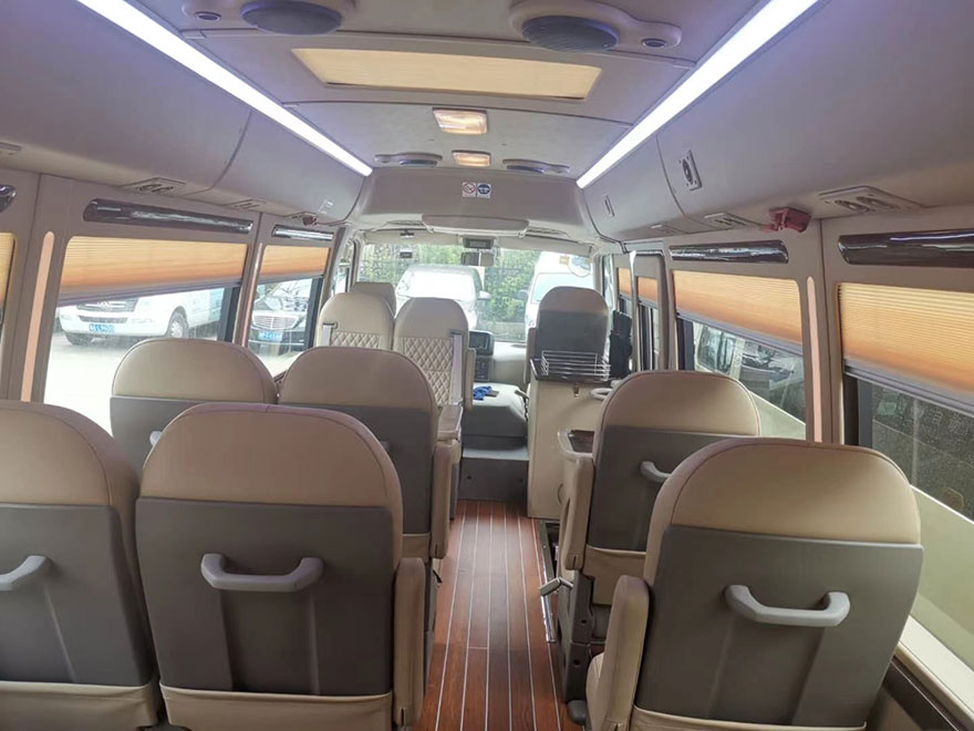 廣州天河區帶司機出租帶辦公桌考斯特豪華中巴車租賃(15座)_廣州租車包車用車 首選廣州現達租車公司