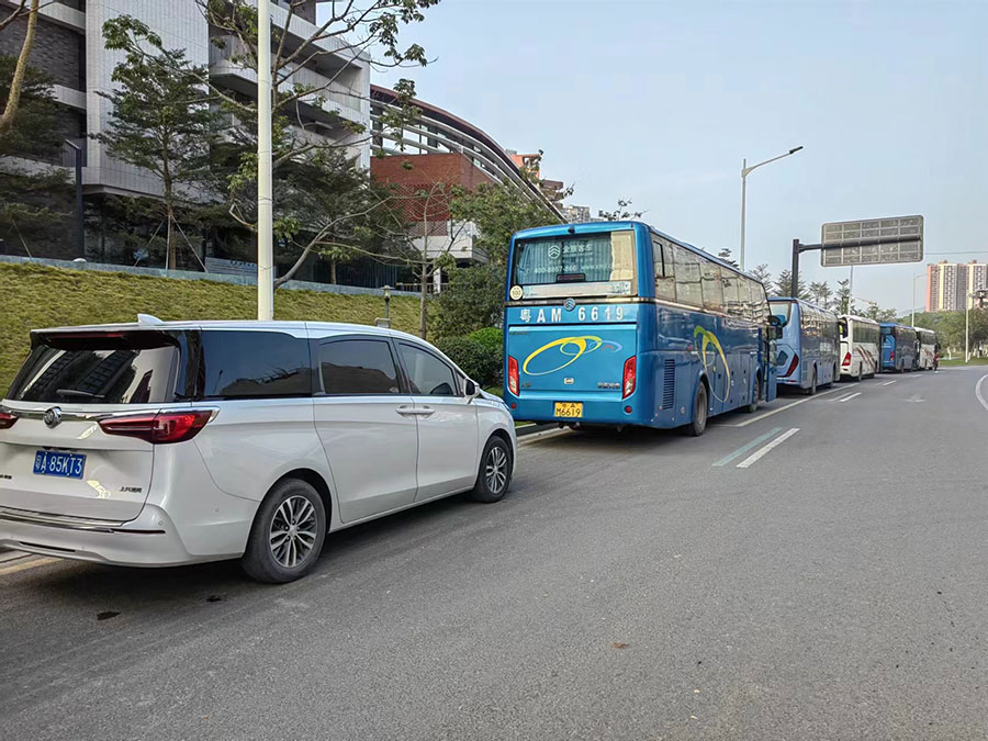 廣州公司舉辦年會哪里有出租50多人座大巴配帶司機包車_廣州租車包車用車 首選廣州現達租車公司