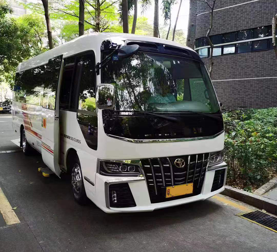 廣東廣州市區配帶司機租12人座超級豪華豐田考斯特中巴車出租_廣州租車包車 首選廣州現達汽車租賃公司