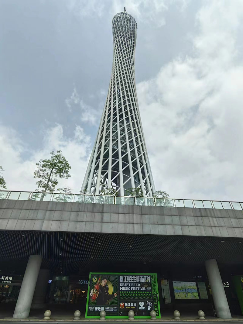 2023年“520”蕭敬騰亮相廣州塔為市民送祝福_全程由廣州現達阿爾法別克gl8商務租車公司提供明星包車接送服務