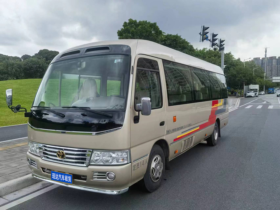 廣東廣州配帶司機租14人座位豐田考斯特豪華版中巴車出租