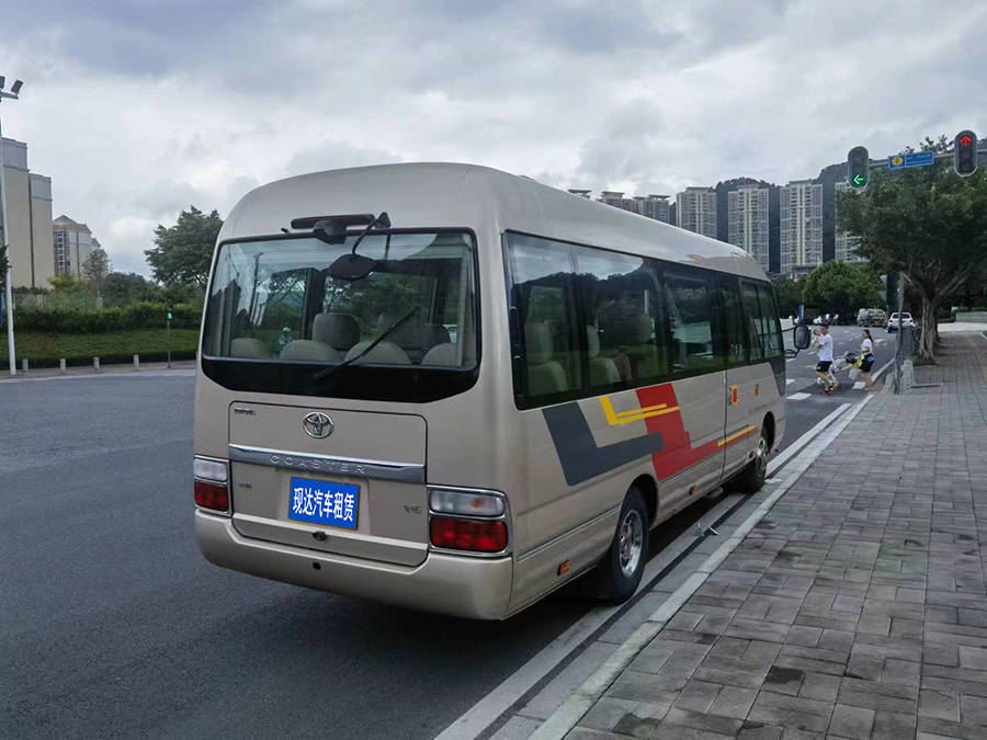 廣東廣州配帶司機租14人座位豐田考斯特豪華版中巴車出租_廣州包車首選現達租車公司