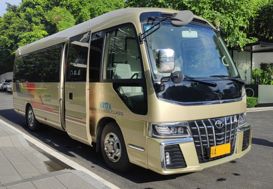 廣東廣州市區配帶司機租12人座超級豪華豐田考斯特中巴車出租_廣州租車包車 首選廣州現達汽車租賃公司