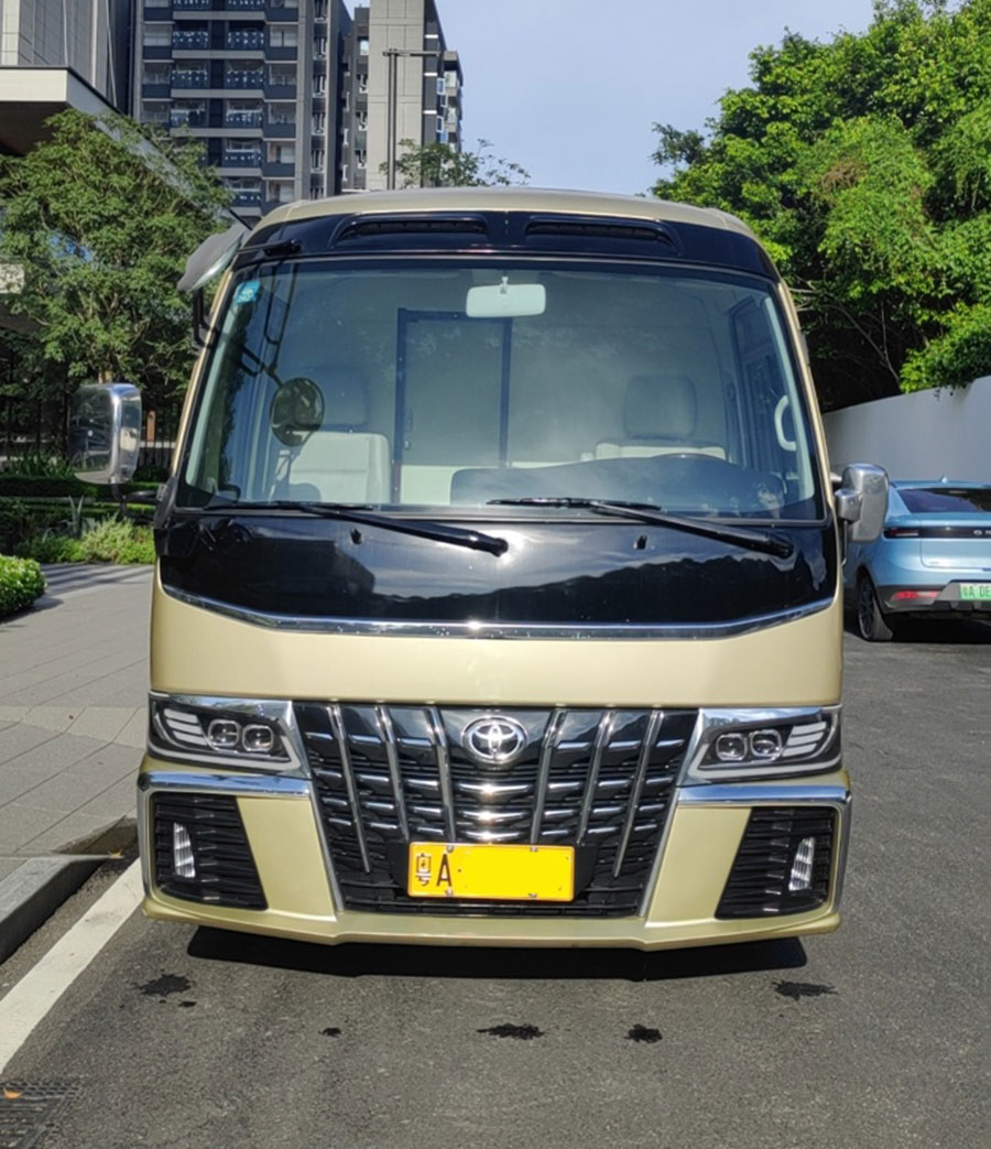 廣東廣州市區配帶司機租12人座超級豪華豐田考斯特中巴車出租_廣州租車包車 首選廣州現達汽車租賃公司