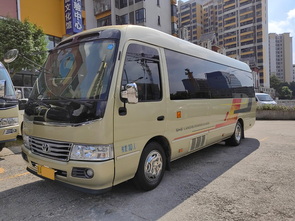 廣東廣州市區配帶司機出租最豪華10人座豐田考斯特商務中巴包車費用_廣州租車用車 首選現達汽車租賃公司
